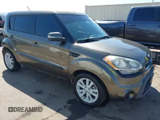 2013 Kia Soul + z VIN KNDJT2A63D7557430, wystawiony jako IAAI lot #41828842 z przebiegiem 135 970 mil mil oraz . Historia ofert i sprzedaży dostępna na DreamBid. Obrazek 1.