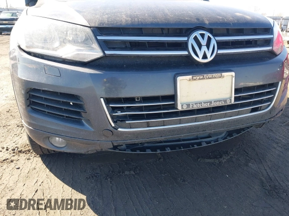 2013 Volkswagen Touareg Exec z VIN WVGEF9BP9DD011799, wystawiony jako IAAI lot #41615162 z przebiegiem 137 054 mil mil oraz . Historia ofert i sprzedaży dostępna na DreamBid. Obrazek 19.