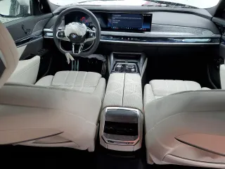 2024 BMW 7 Series 740i z VIN WBA23EH08RCS95536, wystawiony jako Copart lot #52499895 z przebiegiem 3 826 mil mil oraz Nie do naprawy • Non repairable. Historia ofert i sprzedaży dostępna na DreamBid. Obrazek 8.