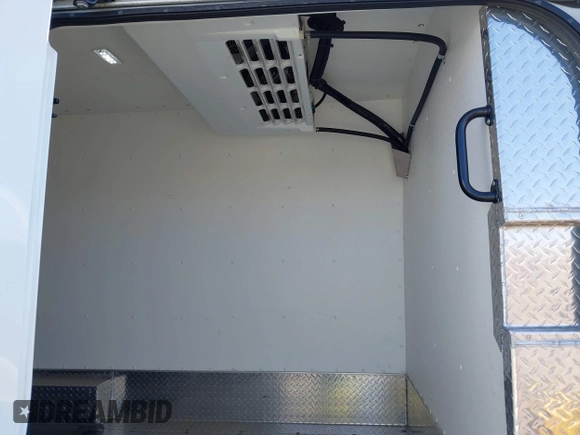 2022 Ford Transit Cargo z VIN 1FTBW3X83NKA36099, wystawiony jako IAAI lot #41966836 z przebiegiem 116 881 mil mil oraz . Historia ofert i sprzedaży dostępna na DreamBid. Obrazek 8.