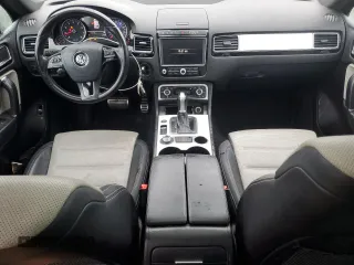 2017 Volkswagen Touareg Wolfsburg Edition z VIN WVGRF7BPXHD006302, wystawiony jako Copart lot #44783475 z przebiegiem 138 244 mil mil oraz Czysty tytuł • Clean title. Historia ofert i sprzedaży dostępna na DreamBid. Obrazek 8.