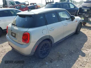 2015 MINI Hardtop 4 Door с VIN WMWXS5C51FT828981, выставлен на аукционе IAAI как лот 42817124 с пробегом 31 894 миль миль и . История ставок и продаж доступна на DreamBid. Изображение 4.
