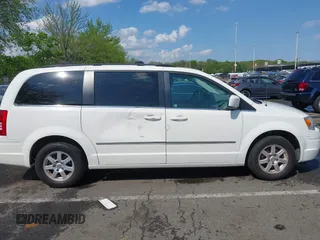 2010 Chrysler Town & Country Touring z VIN 2A4RR5D17AR189762, wystawiony jako IAAI lot #42188586 z przebiegiem 185 173 mil mil oraz . Historia ofert i sprzedaży dostępna na DreamBid. Obrazek 13.