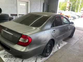 2002 Toyota Camry LE z VIN 4T1BE30K52U542523, wystawiony jako Copart lot #57983805 z przebiegiem 264 137 mil mil oraz Czysty tytuł • Clean title. Historia ofert i sprzedaży dostępna na DreamBid. Obrazek 4.