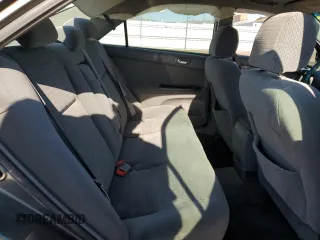 2005 Toyota Camry LE z VIN 4T1BE30KX5U617902, wystawiony jako Copart lot #56540005 z przebiegiem 224 421 mil mil oraz Szkoda całkowita • Salvage title. Historia ofert i sprzedaży dostępna na DreamBid. Obrazek 10.