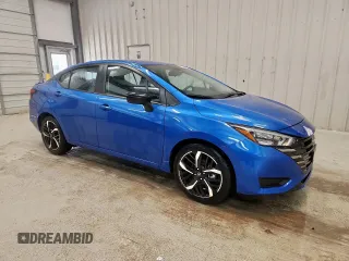 2024 Nissan Versa SR z VIN 3N1CN8FV9RL916288, wystawiony jako Copart lot #59434035 z przebiegiem 14 664 mil mil oraz Czysty tytuł • Clean title. Historia ofert i sprzedaży dostępna na DreamBid. Obrazek 4.