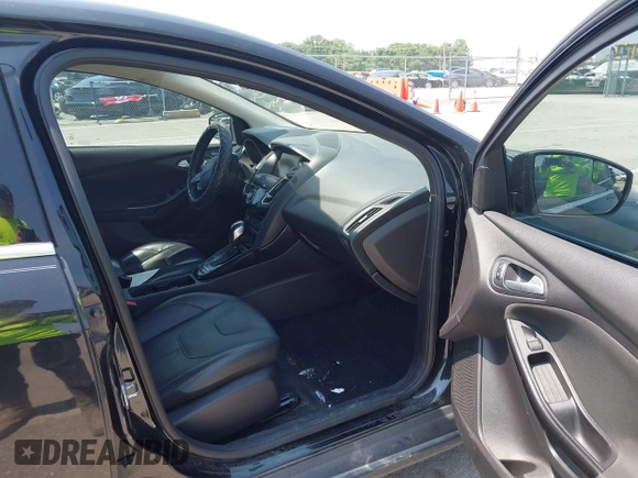 2015 Ford Focus Titanium z VIN 1FADP3N27FL219978, wystawiony jako IAAI lot #42433005 z przebiegiem 175 459 mil mil oraz . Historia ofert i sprzedaży dostępna na DreamBid. Obrazek 5.