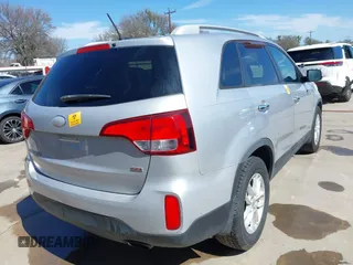 2015 Kia Sorento LX with VIN 5XYKT4A77FG548874, listed as a IAAI auction lot 41650301 with 111,113 mi miles. Bid and sale history available at carsss.com. Image 4.