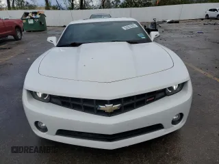 2013 Chevrolet Camaro LT z VIN 2G1FC1E38D9172713, wystawiony jako Copart lot #52681855 z przebiegiem 65 440 mil mil oraz Czysty tytuł • Clean title. Historia ofert i sprzedaży dostępna na DreamBid. Obrazek 5.