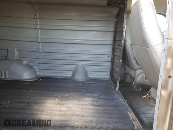 2017 GMC Savana Cargo z VIN 1GTW7AFF8H1911027, wystawiony jako Copart lot #84908094 z przebiegiem 139 217 mil mil oraz Szkody całkowita. Historia ofert i sprzedaży dostępna na DreamBid. Obrazek 11.