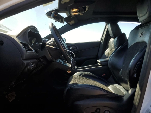 2015 Chrysler 200 S z VIN 1C3CCCBB9FN740070, wystawiony jako Copart lot #52741725 z przebiegiem 250 506 mil mil oraz Nie do naprawy • Non repairable. Historia ofert i sprzedaży dostępna na DreamBid. Obrazek 7.