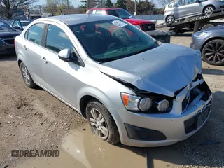 2014 Chevrolet Sonic LT z VIN 1G1JC5SH4E4152805, wystawiony jako IAAI lot #41923555 z przebiegiem 180 068 mil mil oraz . Historia ofert i sprzedaży dostępna na DreamBid. Obrazek 1.