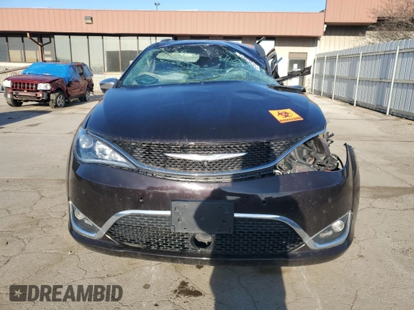 2018 Chrysler Pacifica Limited z VIN 2C4RC1GG4JR212365, wystawiony jako Copart lot #50052575 z przebiegiem Nie podano mil oraz Szkody całkowita. Historia ofert i sprzedaży dostępna na DreamBid. Obrazek 5.