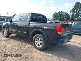 2011 Nissan Titan SL z VIN 1N6AA0EC4BN317674, wystawiony jako IAAI lot #42523569 z przebiegiem 208 045 mil mil oraz . Historia ofert i sprzedaży dostępna na DreamBid. Obrazek 3.