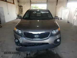 2011 Kia Sorento LX z VIN 5XYKT4A12BG161445, wystawiony jako Copart lot #56348755 z przebiegiem 199 777 mil mil oraz Szkoda całkowita • Salvage title. Historia ofert i sprzedaży dostępna na DreamBid. Obrazek 5.
