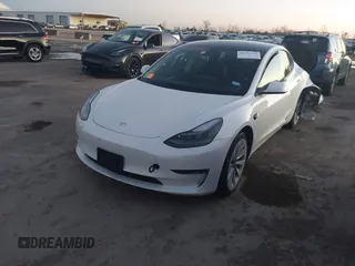 2021 Tesla Model 3 Standard Range Plus z VIN 5YJ3E1EA3MF043860, wystawiony jako IAAI lot #41214748 z przebiegiem 32 753 mil mil oraz . Historia ofert i sprzedaży dostępna na DreamBid. Obrazek 16.