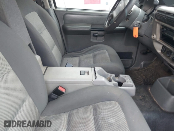 2004 Ford Explorer Sport Trac XLS z VIN 1FMZU67K44UA57074, wystawiony jako IAAI lot #42505321 z przebiegiem 282 904 mil mil oraz . Historia ofert i sprzedaży dostępna na DreamBid. Obrazek 5.