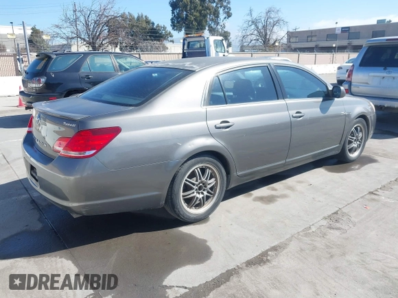 2007 Toyota Avalon XL z VIN 4T1BK36B77U197115, wystawiony jako IAAI lot #41669729 z przebiegiem 289 786 mil mil oraz . Historia ofert i sprzedaży dostępna na DreamBid. Obrazek 4.