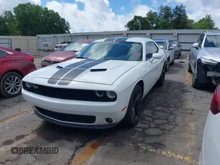 2017 Dodge Challenger SXT z VIN 2C3CDZAG7HH633821, wystawiony jako IAAI lot #42242378 z przebiegiem 97 492 mil mil oraz . Historia ofert i sprzedaży dostępna na DreamBid. Obrazek 19.