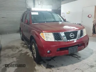 2005 Nissan Pathfinder SE z VIN 5N1AR18W05C747351, wystawiony jako IAAI lot #42384548 z przebiegiem 138 122 mil mil oraz . Historia ofert i sprzedaży dostępna na DreamBid. Obrazek 1.