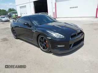 2013 Nissan GT-R Premium z VIN JN1AR5EF3DM260799, wystawiony jako IAAI lot #42450797 z przebiegiem 54 321 mil mil oraz . Historia ofert i sprzedaży dostępna na DreamBid. Obrazek 1.