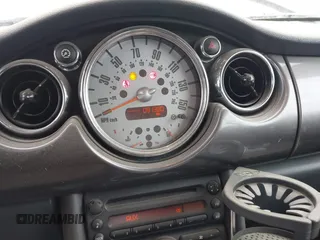 2007 MINI Convertible S с VIN WMWRH335X7TJ43729, выставлен на аукционе IAAI как лот 41385089 с пробегом 91 380 миль миль и . История ставок и продаж доступна на DreamBid. Изображение 7.