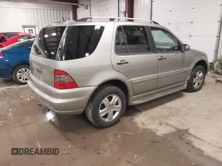 2005 Mercedes-Benz M 500 z VIN 4JGAB75E65A543619, wystawiony jako IAAI lot #41619220 z przebiegiem 140 485 mil mil oraz . Historia ofert i sprzedaży dostępna na DreamBid. Obrazek 4.