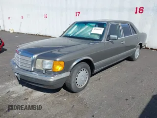 1986 Mercedes-Benz 420 Series 420SEL with VIN WDBCA35D9GA209179, listed as a IAAI auction lot 42081253 with 141,249 mi miles. Bid and sale history available at carsss.com. Image 17.