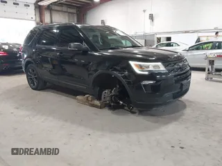 2018 Ford Explorer XLT z VIN 1FM5K7D80JGC32711, wystawiony jako IAAI lot #42425696 z przebiegiem 174 863 mil mil oraz . Historia ofert i sprzedaży dostępna na DreamBid. Obrazek 1.