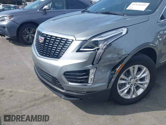 2023 Cadillac XT5 FWD Luxury z VIN 1GYKNAR49PZ137556, wystawiony jako IAAI lot #41934199 z przebiegiem 13 298 mil mil oraz . Historia ofert i sprzedaży dostępna na DreamBid. Obrazek 6.