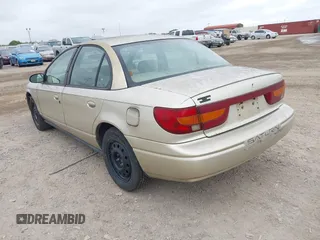 2002 Saturn SL z VIN 1G8ZK52732Z131361, wystawiony jako IAAI lot #42358215 z przebiegiem 228 184 mil mil oraz . Historia ofert i sprzedaży dostępna na DreamBid. Obrazek 3.