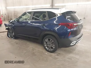2021 Kia Seltos S z VIN KNDEUCAA6M7117095, wystawiony jako IAAI lot #41995149 z przebiegiem 31 757 mil mil oraz . Historia ofert i sprzedaży dostępna na DreamBid. Obrazek 3.