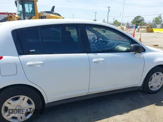 2012 Nissan Versa S z VIN 3N1BC1CP5CK239249, wystawiony jako IAAI lot #42193075 z przebiegiem 138 025 mil mil oraz . Historia ofert i sprzedaży dostępna na DreamBid. Obrazek 13.