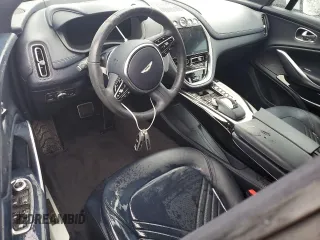 2021 Aston Martin DBX z VIN SCFVUJAW4MTV03930, wystawiony jako Copart lot #73946614 z przebiegiem Nie podano mil oraz Nie do naprawy. Historia ofert i sprzedaży dostępna na DreamBid. Obrazek 8.