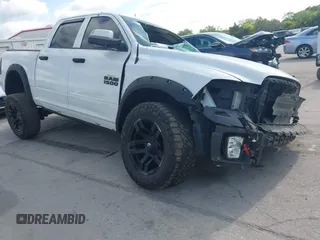 2018 Ram 1500 Express z VIN 1C6RR6KG9JS299835, wystawiony jako IAAI lot #42028416 z przebiegiem 116 909 mil mil oraz . Historia ofert i sprzedaży dostępna na DreamBid. Obrazek 1.