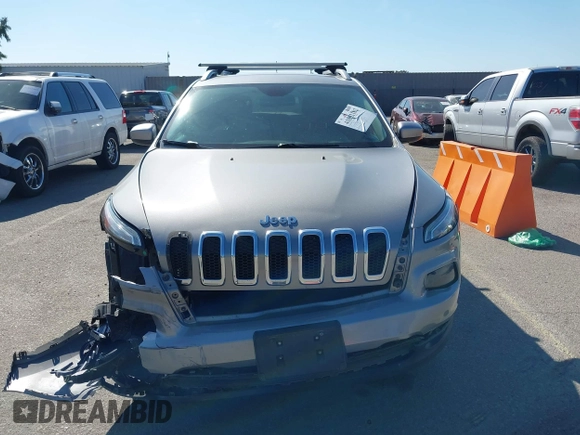 2015 Jeep Cherokee Latitude z VIN 1C4PJMCB0FW749323, wystawiony jako IAAI lot #41852102 z przebiegiem 162 060 mil mil oraz . Historia ofert i sprzedaży dostępna na DreamBid. Obrazek 12.