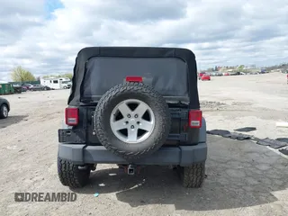 2013 Jeep Wrangler Unlimited Sport z VIN 1C4HJWDG3DL697226, wystawiony jako IAAI lot #42053059 z przebiegiem 134 504 mil mil oraz . Historia ofert i sprzedaży dostępna na DreamBid. Obrazek 16.