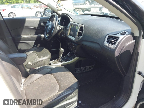 2018 Jeep Compass Latitude z VIN 3C4NJDBB2JT281182, wystawiony jako IAAI lot #42392069 z przebiegiem 112 758 mil mil oraz . Historia ofert i sprzedaży dostępna na DreamBid. Obrazek 5.