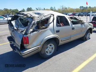1999 Chevrolet Blazer Trailblazer z VIN 1GNDT13W4X2162282, wystawiony jako IAAI lot #41863705 z przebiegiem 220 358 mil mil oraz . Historia ofert i sprzedaży dostępna na DreamBid. Obrazek 4.