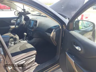 2017 Jeep Cherokee Latitude z VIN 1C4PJMCS4HW582693, wystawiony jako IAAI lot #42642337 z przebiegiem 49 839 mil mil oraz . Historia ofert i sprzedaży dostępna na DreamBid. Obrazek 5.