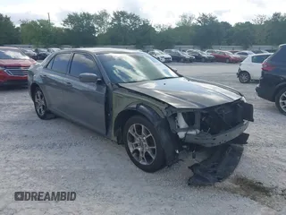 2019 Chrysler 300 S z VIN 2C3CCABG5KH573371, wystawiony jako IAAI lot #42285669 z przebiegiem 37 720 mil mil oraz . Historia ofert i sprzedaży dostępna na DreamBid. Obrazek 1.
