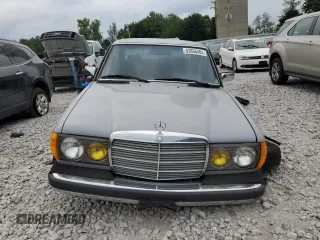 1983 Mercedes-Benz 300 with VIN WDBAB33A7DB020789, listed as a Copart auction lot 63806404 with 190,258 mi miles and Clean Title. Bid and sale history available at carsss.com. Image 5.