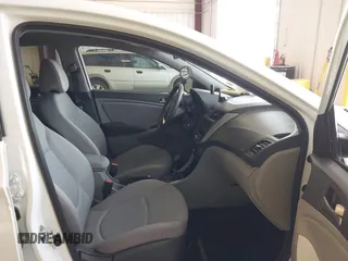 2016 Hyundai Accent SE z VIN KMHCT4AE4GU989554, wystawiony jako IAAI lot #42392926 z przebiegiem 114 759 mil mil oraz . Historia ofert i sprzedaży dostępna na DreamBid. Obrazek 5.