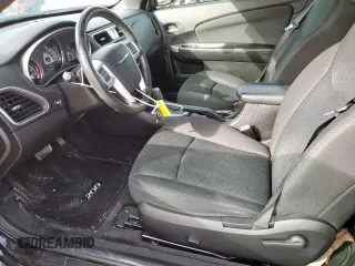 2011 Chrysler 200 Touring z VIN 1C3BC2EG6BN620492, wystawiony jako Copart lot #46485555 z przebiegiem 63 345 mil mil oraz Szkoda całkowita • Salvage title. Historia ofert i sprzedaży dostępna na DreamBid. Obrazek 7.