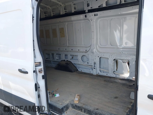2022 Ford Transit Cargo z VIN 1FTBR3XG4NKA04700, wystawiony jako IAAI lot #42753263 z przebiegiem 80 467 mil mil oraz . Historia ofert i sprzedaży dostępna na DreamBid. Obrazek 8.