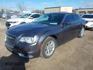 2016 Chrysler 300 Anniversary Edition z VIN 2C3CCAAG2GH295456, wystawiony jako IAAI lot #41978687 z przebiegiem 142 533 mil mil oraz . Historia ofert i sprzedaży dostępna na DreamBid. Obrazek 2.