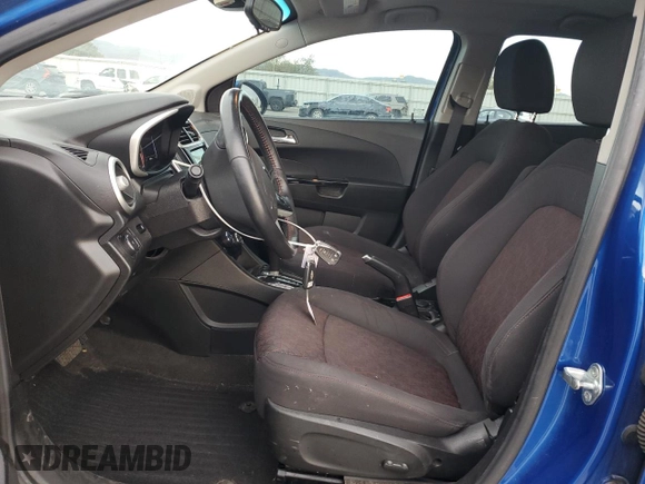 2019 Chevrolet Sonic LT z VIN 1G1JD5SB3K4148300, wystawiony jako Copart lot #52169025 z przebiegiem 59 689 mil mil oraz Szkoda całkowita • Salvage title. Historia ofert i sprzedaży dostępna na DreamBid. Obrazek 7.