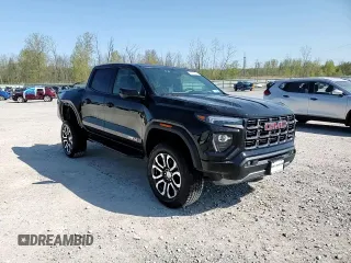 2024 GMC Canyon 4WD AT4 z VIN 1GTP6DEK8R1253511, wystawiony jako Copart lot #56475835 z przebiegiem 1912 mil mil oraz Szkody całkowita. Historia ofert i sprzedaży dostępna na DreamBid. Obrazek 14.