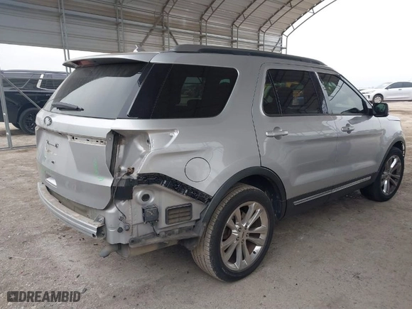 2019 Ford Explorer XLT with VIN 1FM5K7D86KGB38219, listed as a IAAI auction lot 41649954 with 65,997 mi miles. Bid and sale history available at carsss.com. Image 4.
