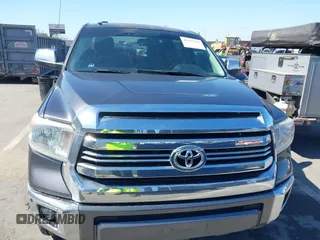 2017 Toyota Tundra Platinum z VIN 5TFAW5F15HX612228, wystawiony jako IAAI lot #41677281 z przebiegiem 157 425 mil mil oraz . Historia ofert i sprzedaży dostępna na DreamBid. Obrazek 12.